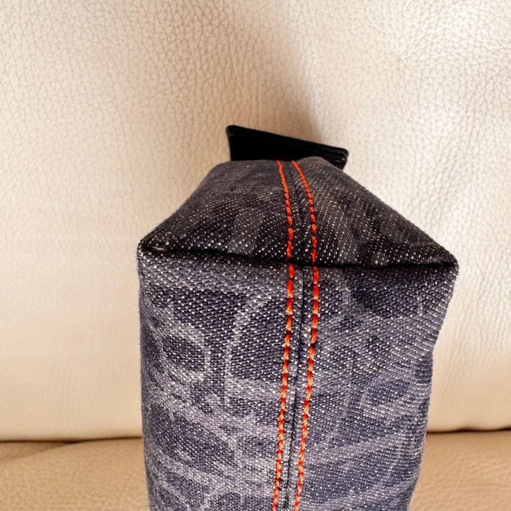 💯 CHRISTIAN DIOR
Blue Trotter Denim Flight Cosmetic Pouch - Picture 10 of 16